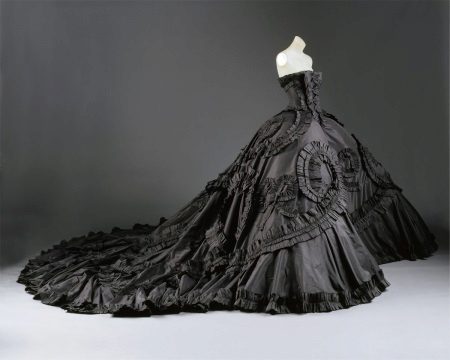 Vintage dress na may tren