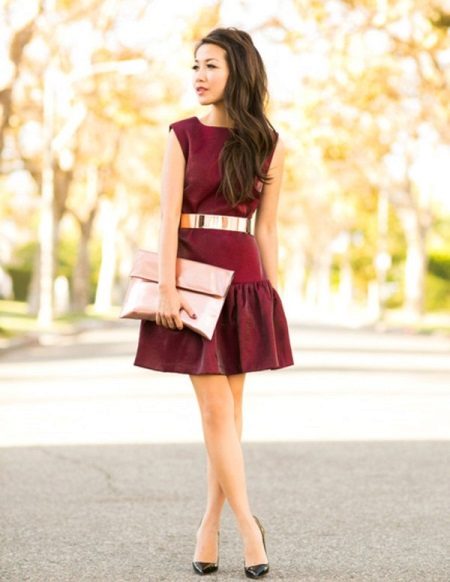 Cherry dress na may kulay rosas na elemento