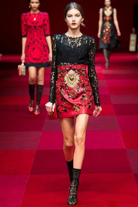 Cherry dress na may itim na puntas