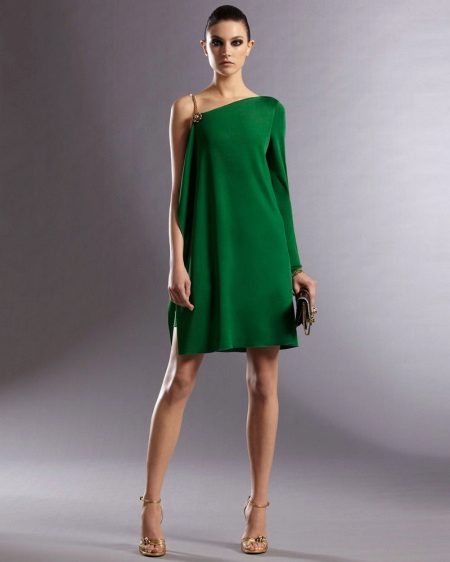 Asymmetrical top dress na may isang mahabang manggas