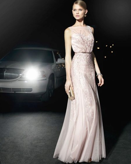 Rosa Clara gown na may rhinestones