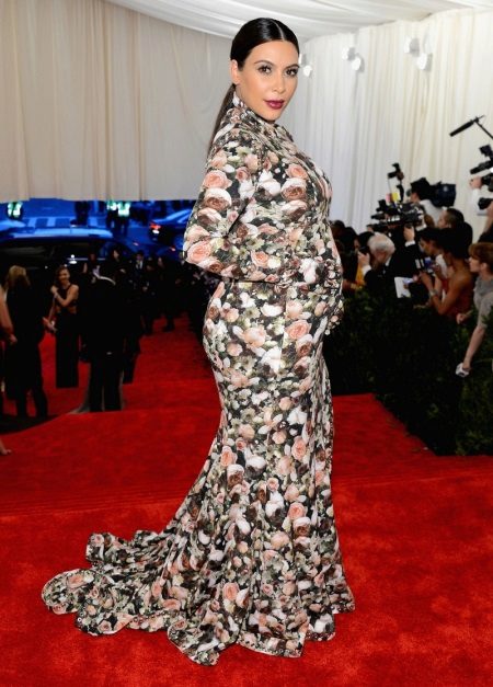 Ang floor-length na niniting dress-year na may floral print na may mahabang manggas para sa mga buntis na kababaihan