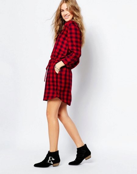 Red check dress na may itim na mababang takong suede boots