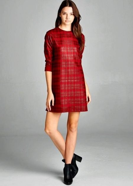 Red straight straight dress sa isang gray na cell