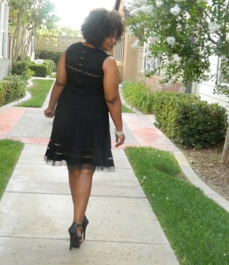 Black office dress para sa full at high-heeled shoes sa kanya