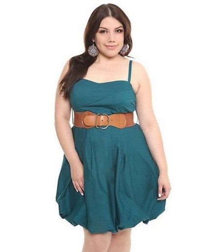 Dress-balloon para sa mga napakataba babae na may isang mansanas figure