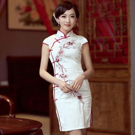 Bihisan qipao bilang isang uniporme