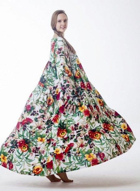 Long floral dress mula sa mga sangkap na hilaw sa estilo ng katutubong