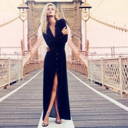 Long black dress na may stiletto sandals