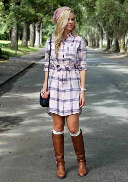 White check dress shirt na may brown boots na walang takong