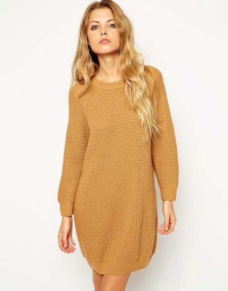 Beige knit dress na may mahabang raglan sleeves at turtle neckline