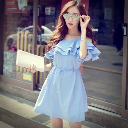 Blue dress na may mga balikat at dibdib