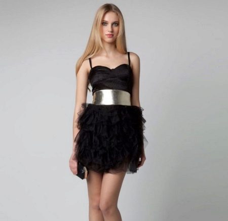 Maikling damit sa mga strap na may chiffon frill sa palda
