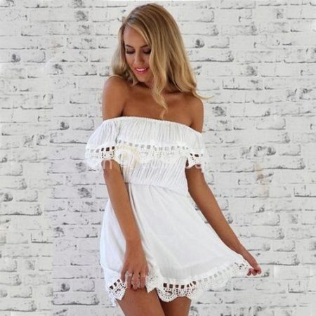 White dress ng batista na may mga frills