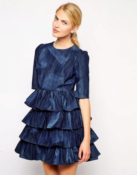 Blue dress na may mga frills sa palda