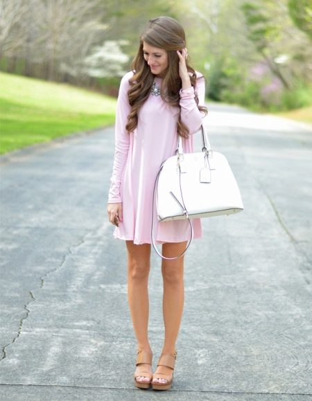  Shift dress na may wedge sandals