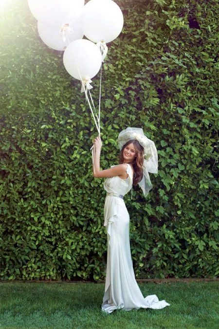 Airy dress na may tren