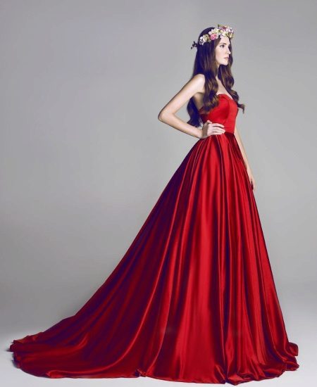 Red satin dress sa tren