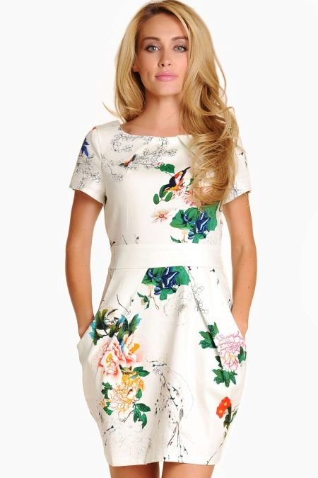 Tulip tulipan ng damit na may neckline ng bangka