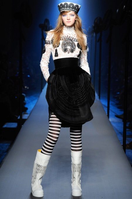 Black and white navy style dress na may print