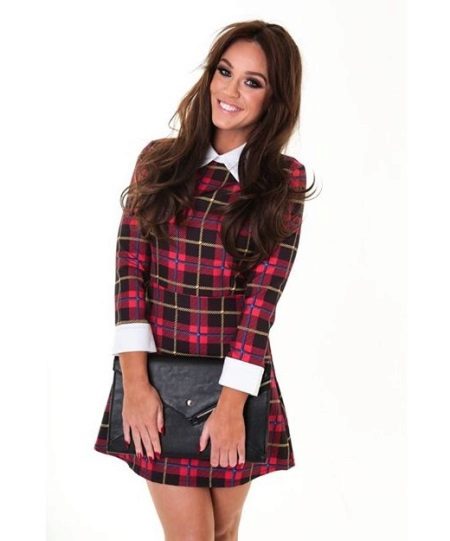 Short red plaid dress (tartan) na may white collar at cuffs