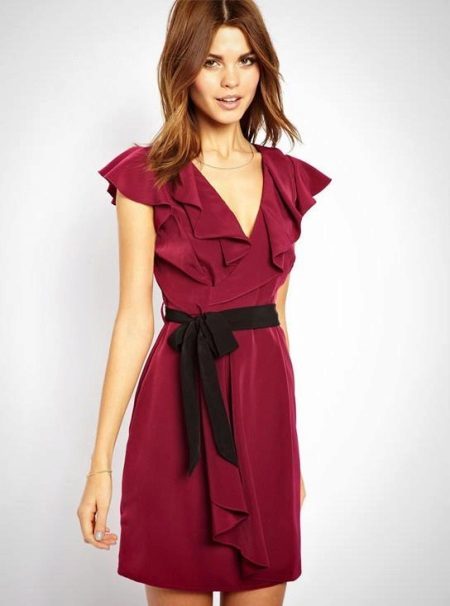 Damit na may V-neckline at frills sa mga balikat at dibdib para sa figure Pear (tatsulok)