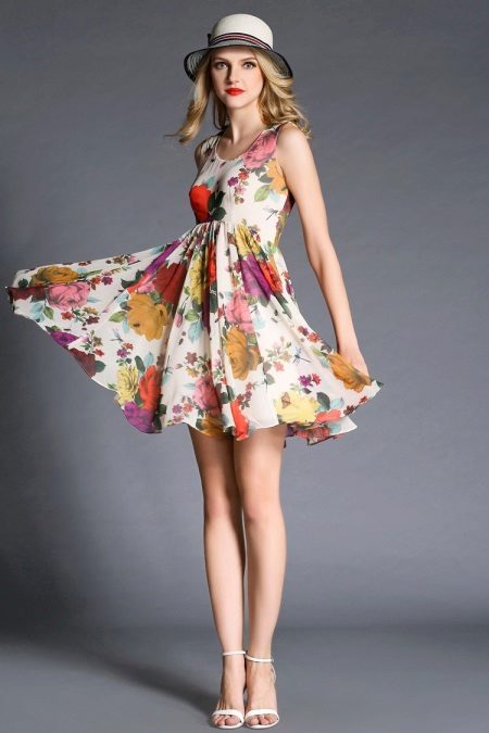 Mataas na baywang damit na may floral print