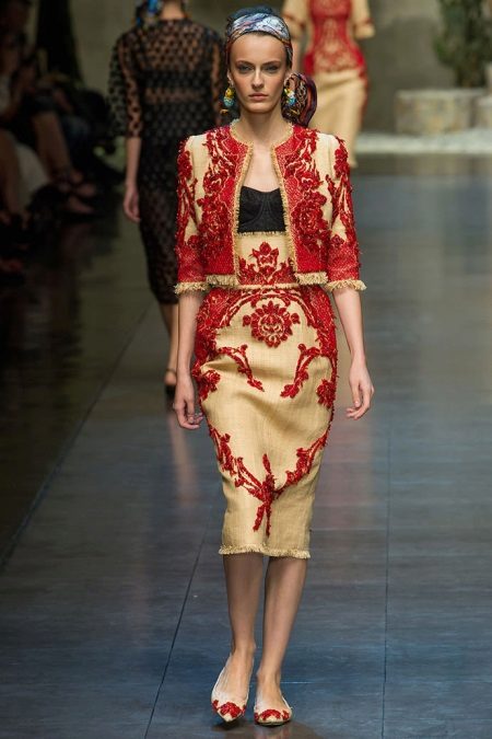 Dilaw na damit na may red baroque embroidery