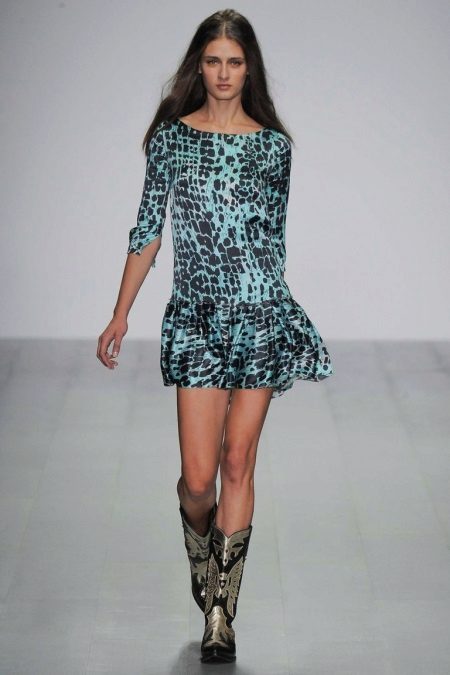 Dress, flared mula sa hita