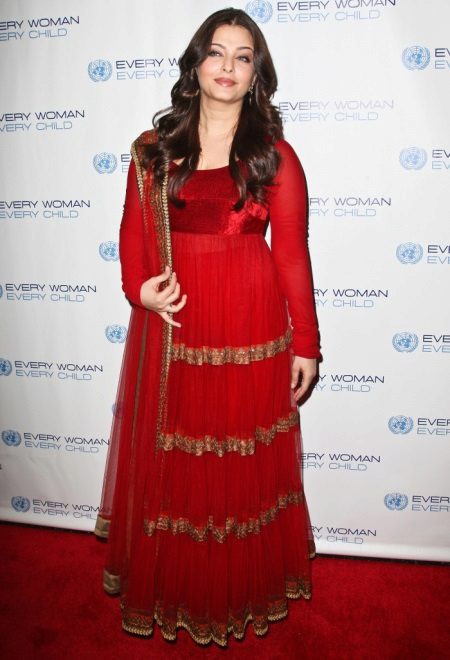  Aishwarya Paradise sa krksnom sari 2012