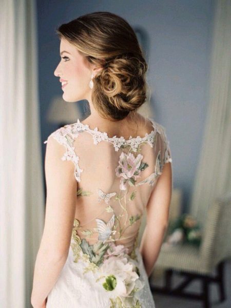 White dress na may floral print