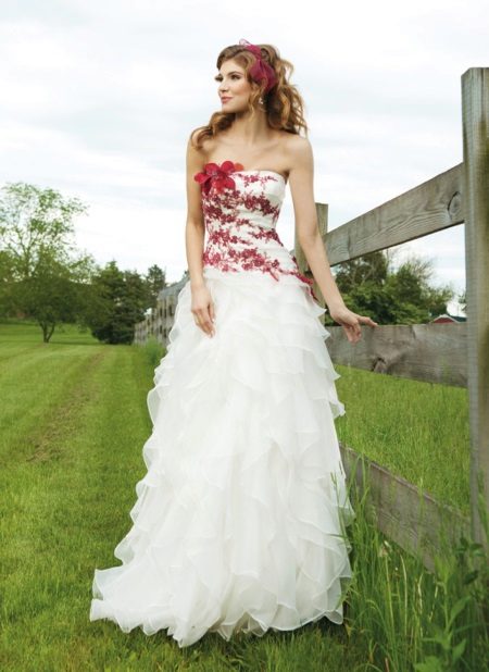 White wedding dress na may mga pulang elemento