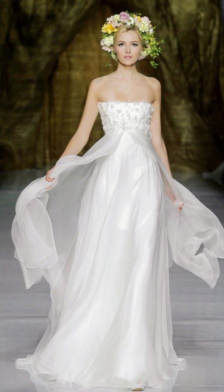 Maganda ang high-waisted wedding dress