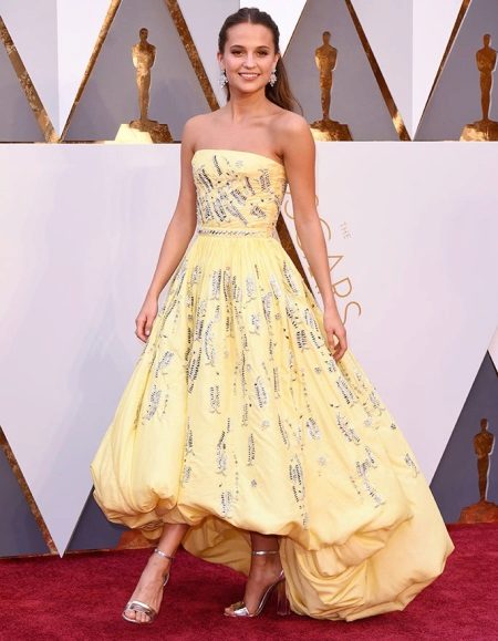 Bandeau dress na may palda balloon
