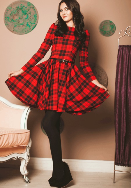 Plaid dress na may palda sa araw