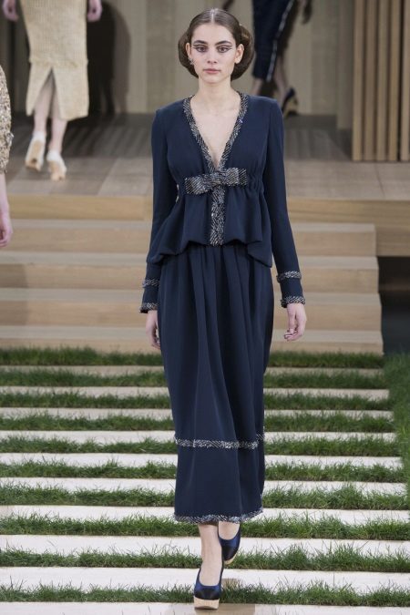 Lana damit na may isang tatsulok neckline