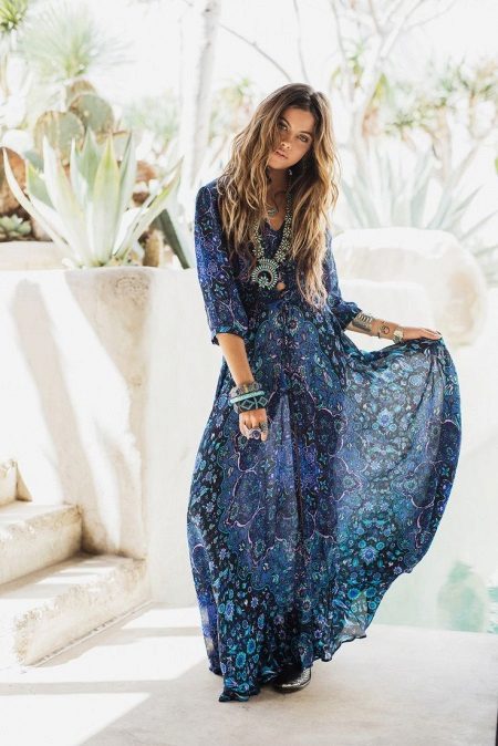 Bihisan ang estilo ng boho na may mga manggas na asul