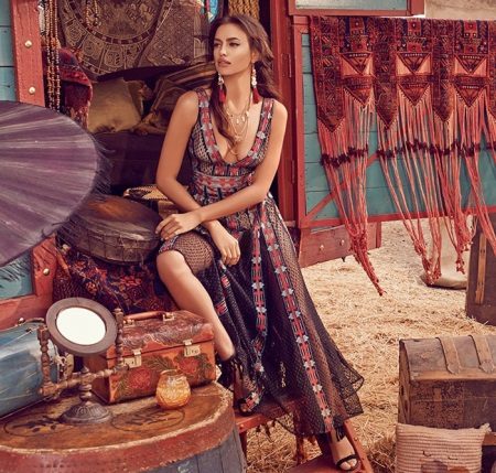 Boho dress na may malalim na neckline