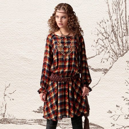 Sinusuri ang damit ng boho shirt