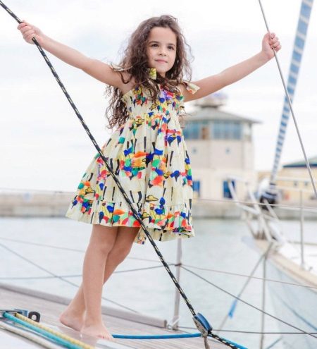 Summer dress para sa mga batang babae sa straps