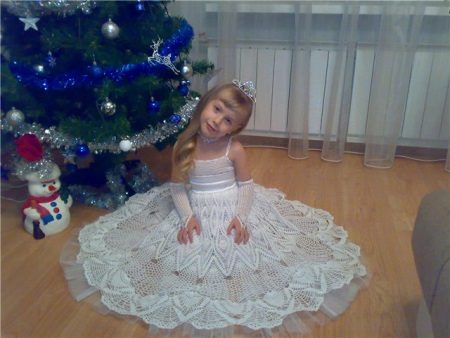 Elegant crocheted dress para sa mga batang babae