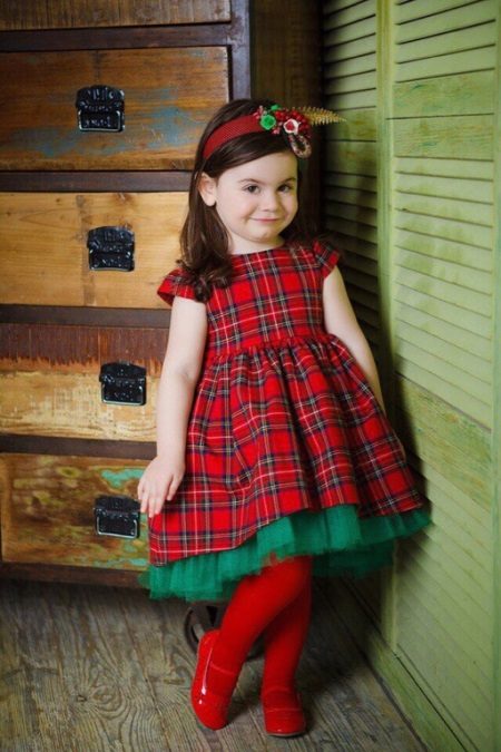 Eleganteng damit para sa batang babae sa isang hawla