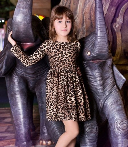 Eleganteng damit para sa mga batang babae na may leopard print