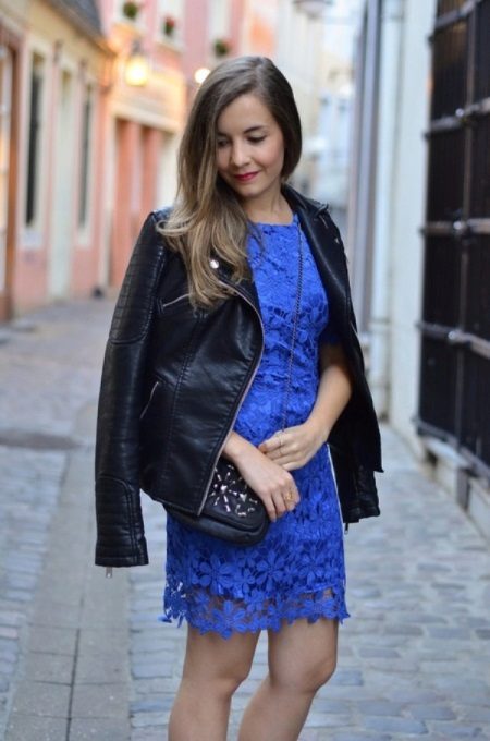 Blue lace dress na may itim na jacket