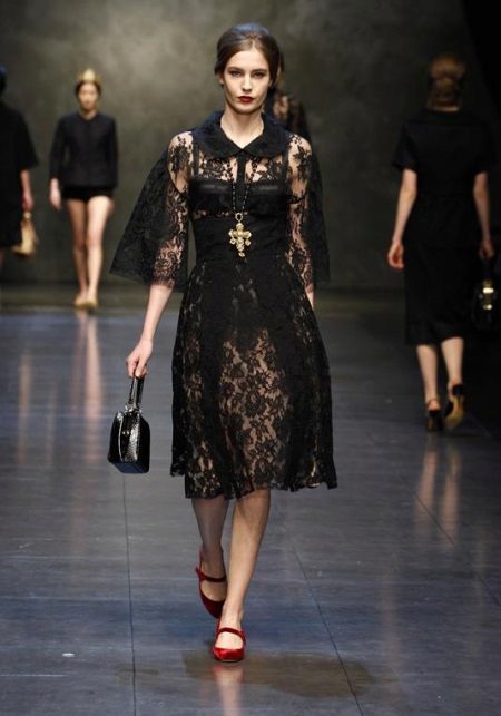 Black lace dress na may pulang sapatos