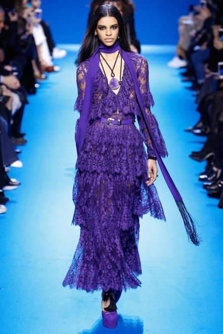 Lilac lace dress na may mga tonal accessories