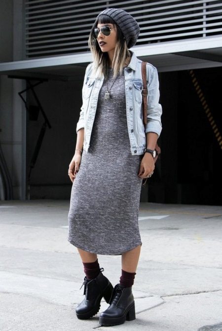 Jeans jacket sa midi dress sa estilo ng boho