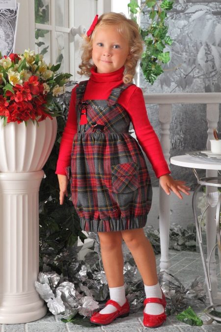Niniting sundress para sa batang babae