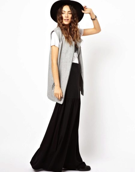 Long black skirt to the floor