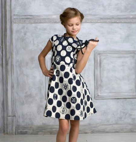 Cocktail dress para sa isang batang babae sa polka tuldok